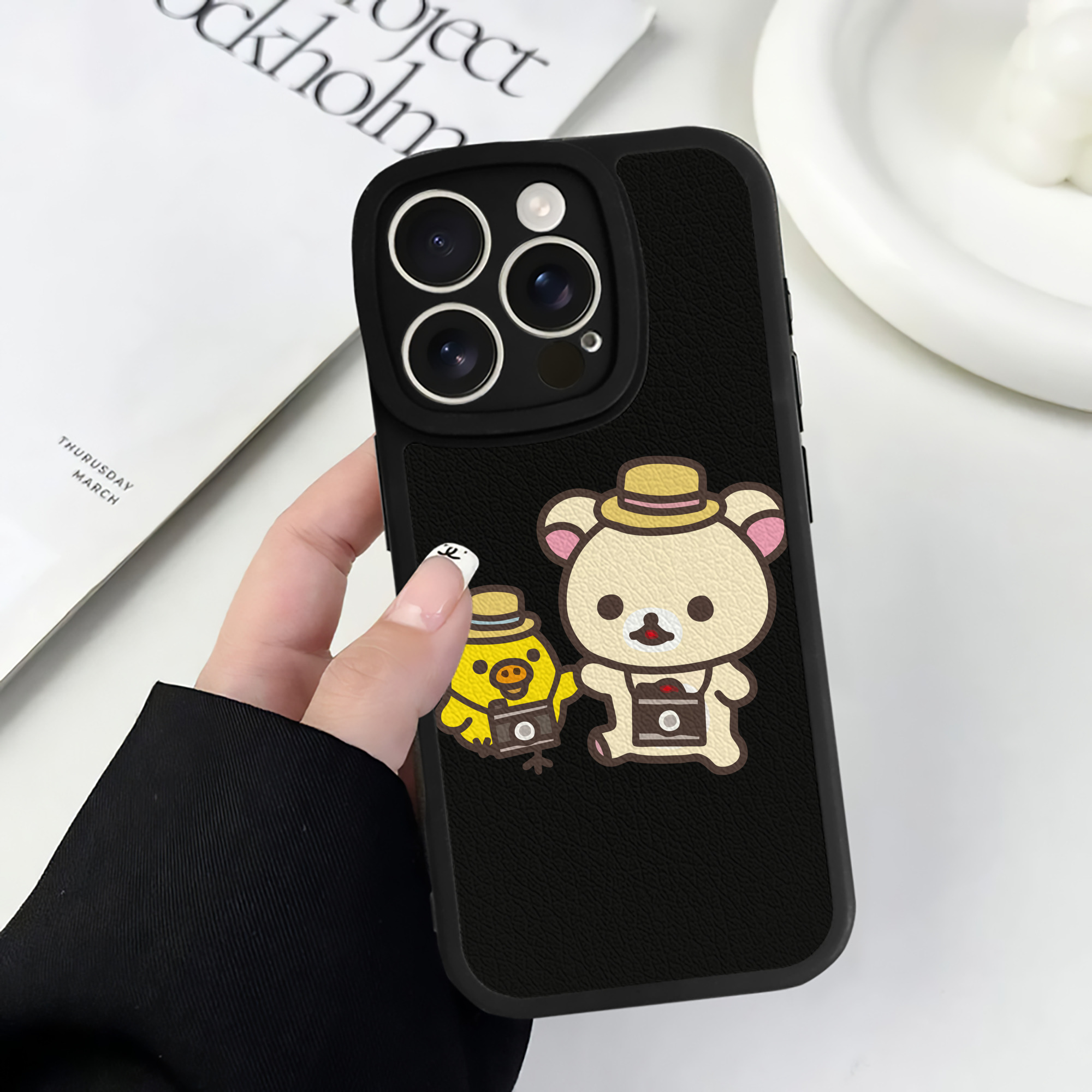 （画像用） リラックマ リラックマ キイロイトリ Rilakkuma Korilakkuma Kiiroitori 【iPhone 16シリーズ対応】シリコンスマホケース（レザー調） 材質：シリコン